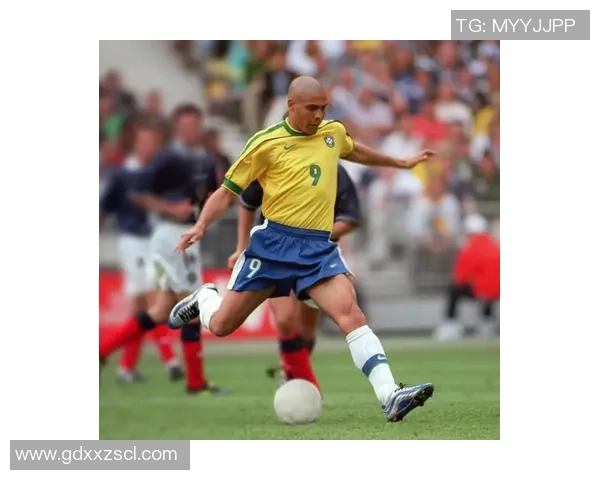 90年代足球巨星风采再现：从罗纳尔多到贝克汉姆的辉煌岁月