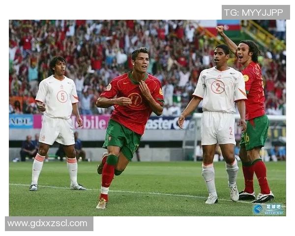 C罗足球卡片落厂物料解析及其背后的生产流程揭秘