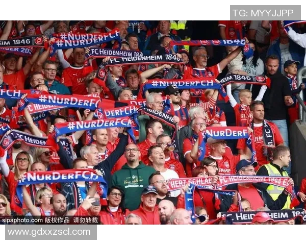 世界级足球球星荣耀背后的拼搏故事与时代传奇启示