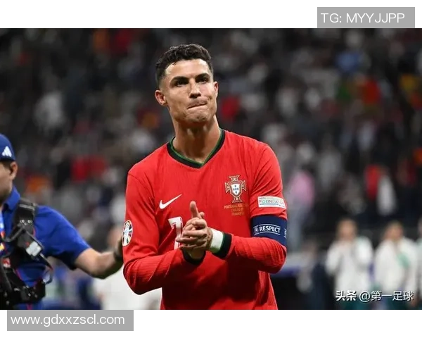 四大足球球星的超帅风采解析：他们如何在赛场上征服全世界的目光