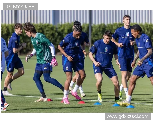 外国球星与中国足球运动员互动交流展现国际友谊与合作精神