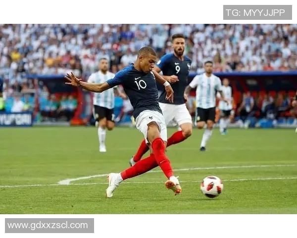 暖心足球球星瞬间合集 展现球场内外温暖人心的一面